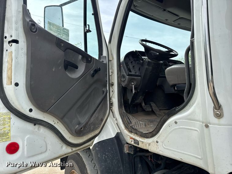 image for item DV2599 2013 Freightliner 108SD dump truck