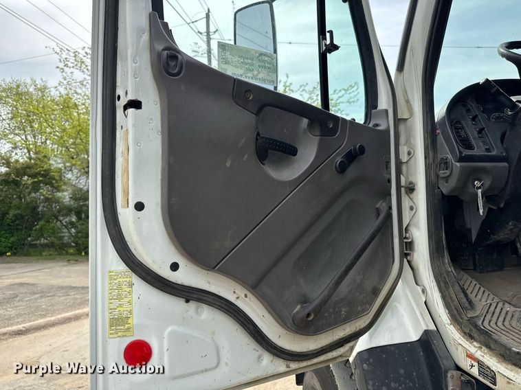 image for item DV2599 2013 Freightliner 108SD dump truck