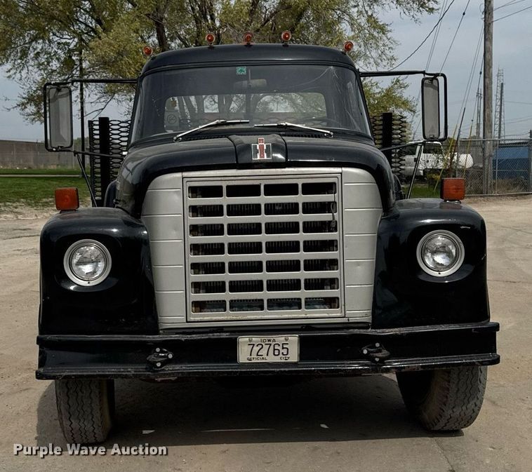 image for item DV2600 1976 International 1700 flatbed truck