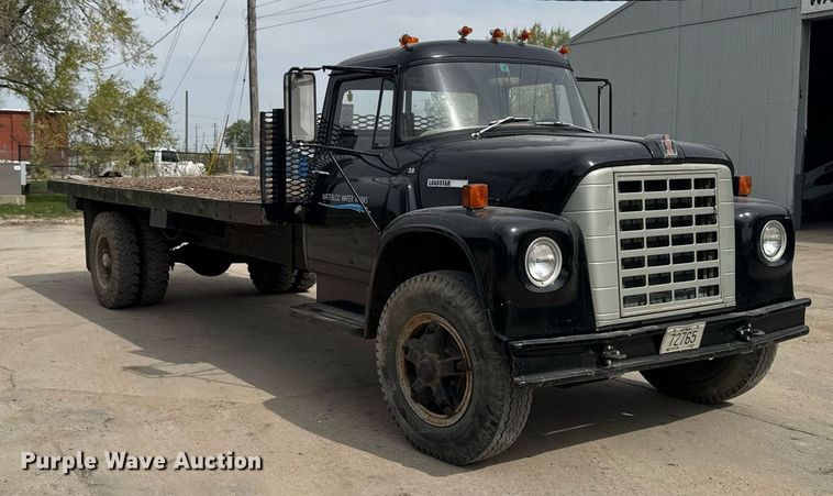 image for item DV2600 1976 International 1700 flatbed truck