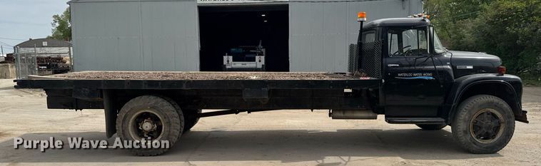image for item DV2600 1976 International 1700 flatbed truck