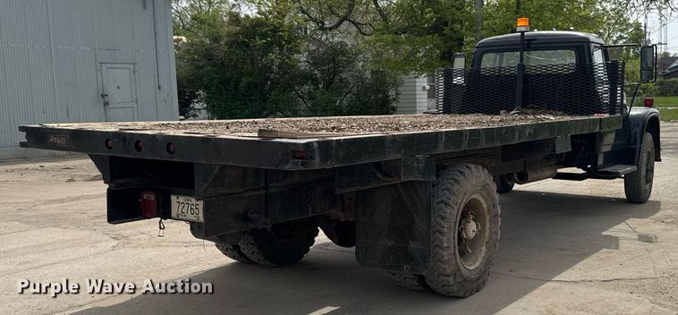 image for item DV2600 1976 International 1700 flatbed truck