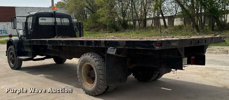 image for item DV2600 1976 International 1700 flatbed truck