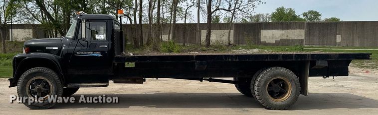 image for item DV2600 1976 International 1700 flatbed truck