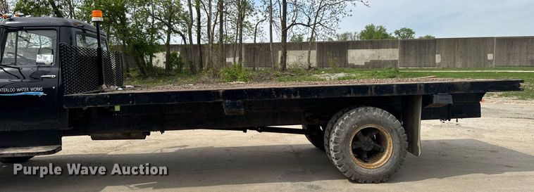image for item DV2600 1976 International 1700 flatbed truck
