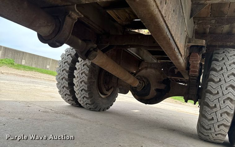 image for item DV2600 1976 International 1700 flatbed truck