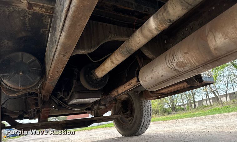 image for item DV2600 1976 International 1700 flatbed truck