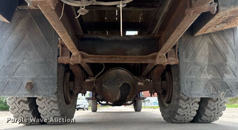 image for item DV2600 1976 International 1700 flatbed truck