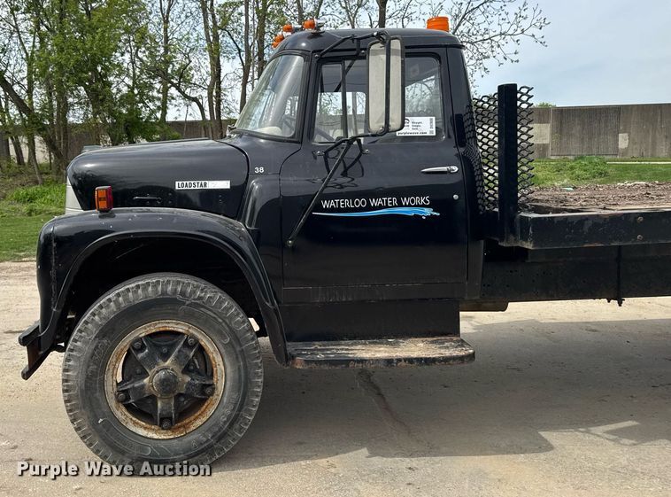 image for item DV2600 1976 International 1700 flatbed truck