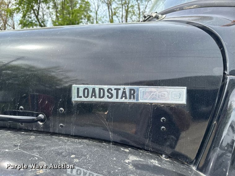 image for item DV2600 1976 International 1700 flatbed truck