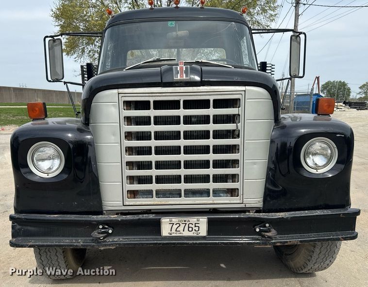 image for item DV2600 1976 International 1700 flatbed truck