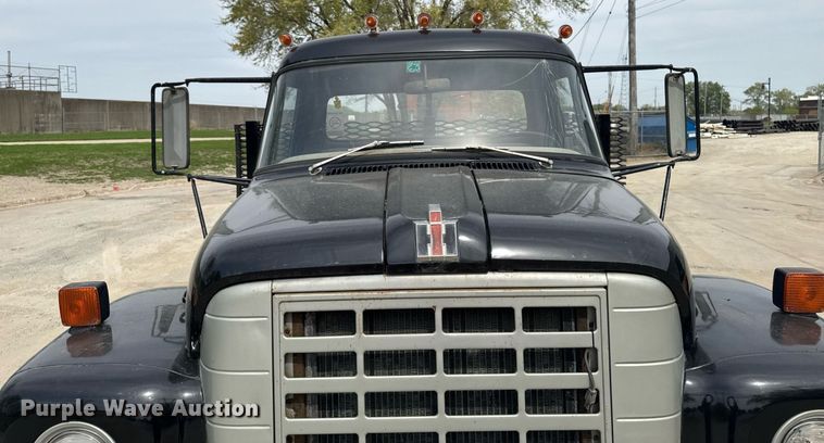 image for item DV2600 1976 International 1700 flatbed truck