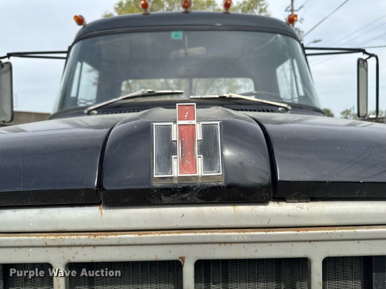 image for item DV2600 1976 International 1700 flatbed truck