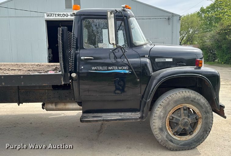 image for item DV2600 1976 International 1700 flatbed truck