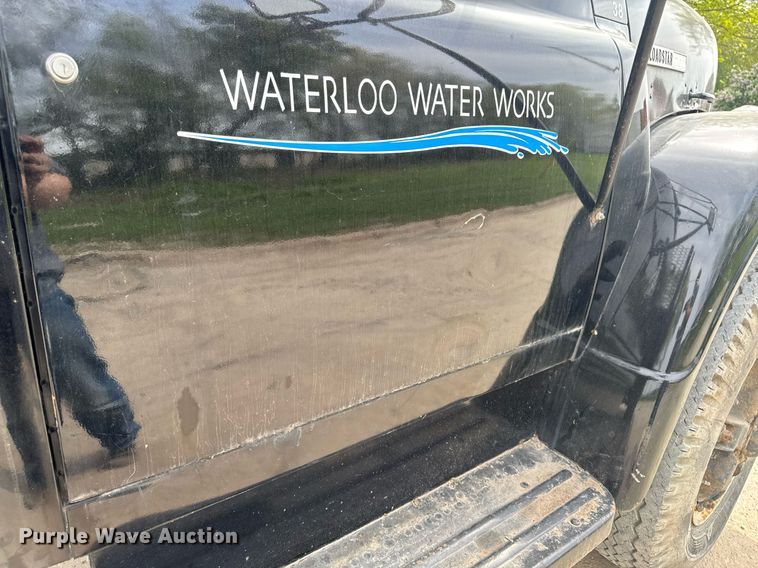 image for item DV2600 1976 International 1700 flatbed truck