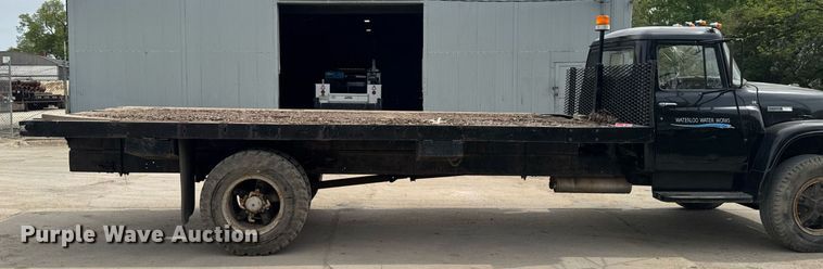 image for item DV2600 1976 International 1700 flatbed truck