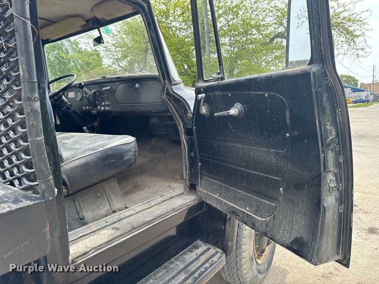 image for item DV2600 1976 International 1700 flatbed truck