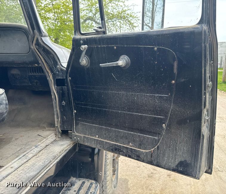 image for item DV2600 1976 International 1700 flatbed truck