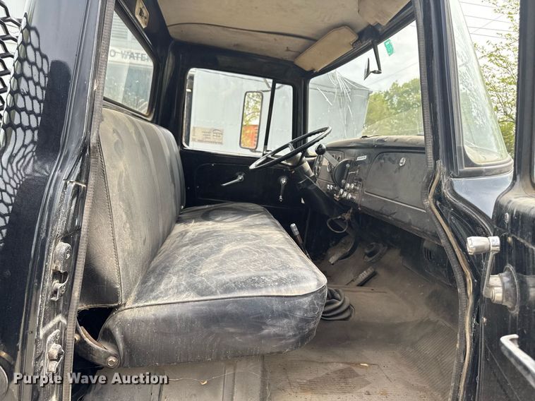 image for item DV2600 1976 International 1700 flatbed truck