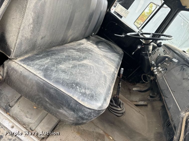 image for item DV2600 1976 International 1700 flatbed truck