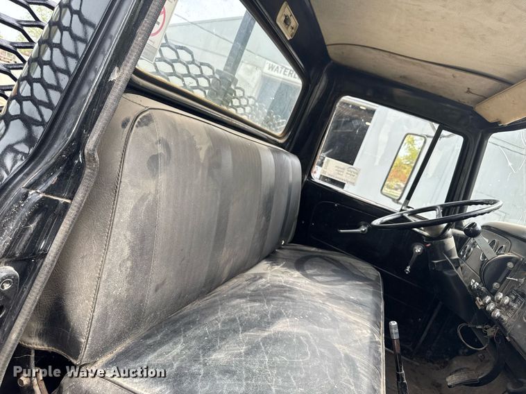 image for item DV2600 1976 International 1700 flatbed truck