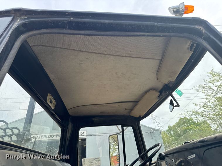 image for item DV2600 1976 International 1700 flatbed truck