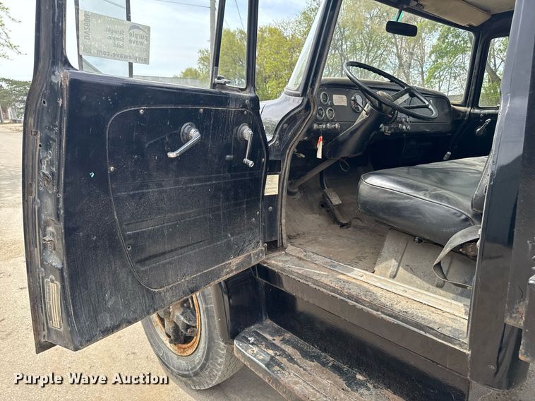 image for item DV2600 1976 International 1700 flatbed truck