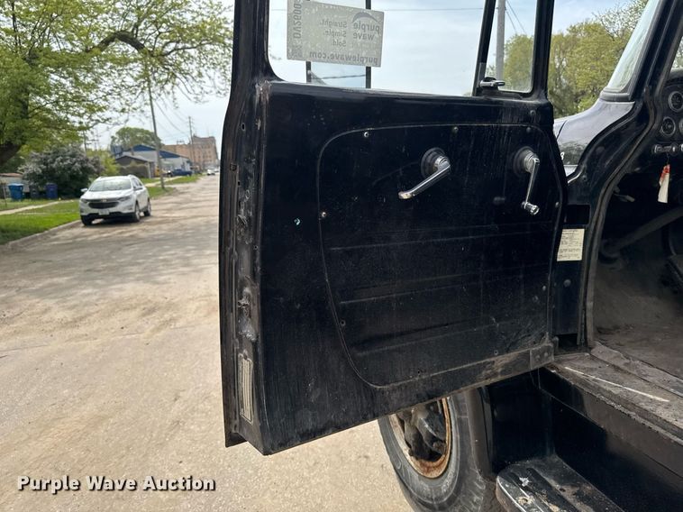 image for item DV2600 1976 International 1700 flatbed truck