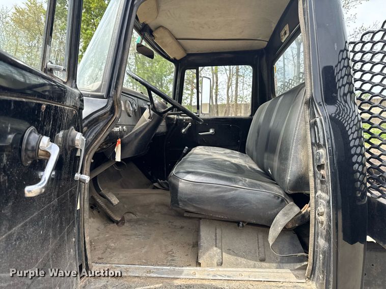 image for item DV2600 1976 International 1700 flatbed truck