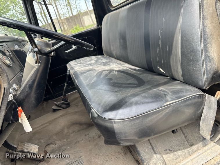 image for item DV2600 1976 International 1700 flatbed truck