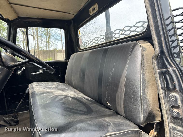 image for item DV2600 1976 International 1700 flatbed truck