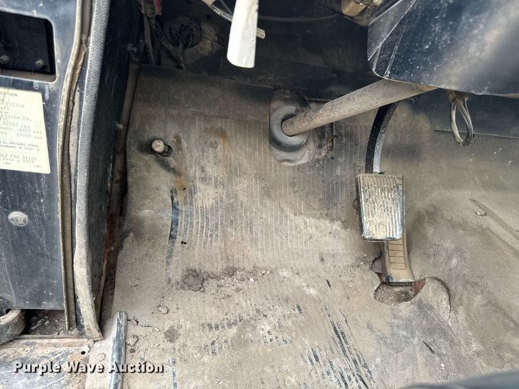 image for item DV2600 1976 International 1700 flatbed truck