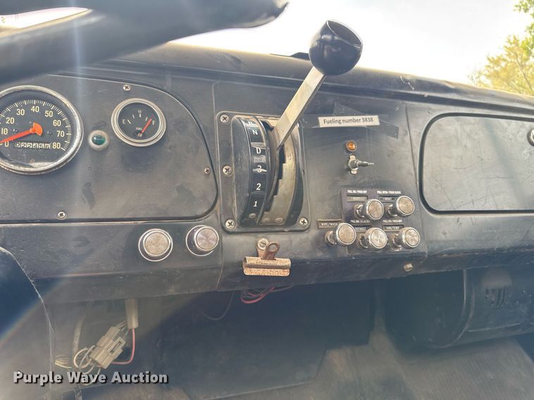 image for item DV2600 1976 International 1700 flatbed truck