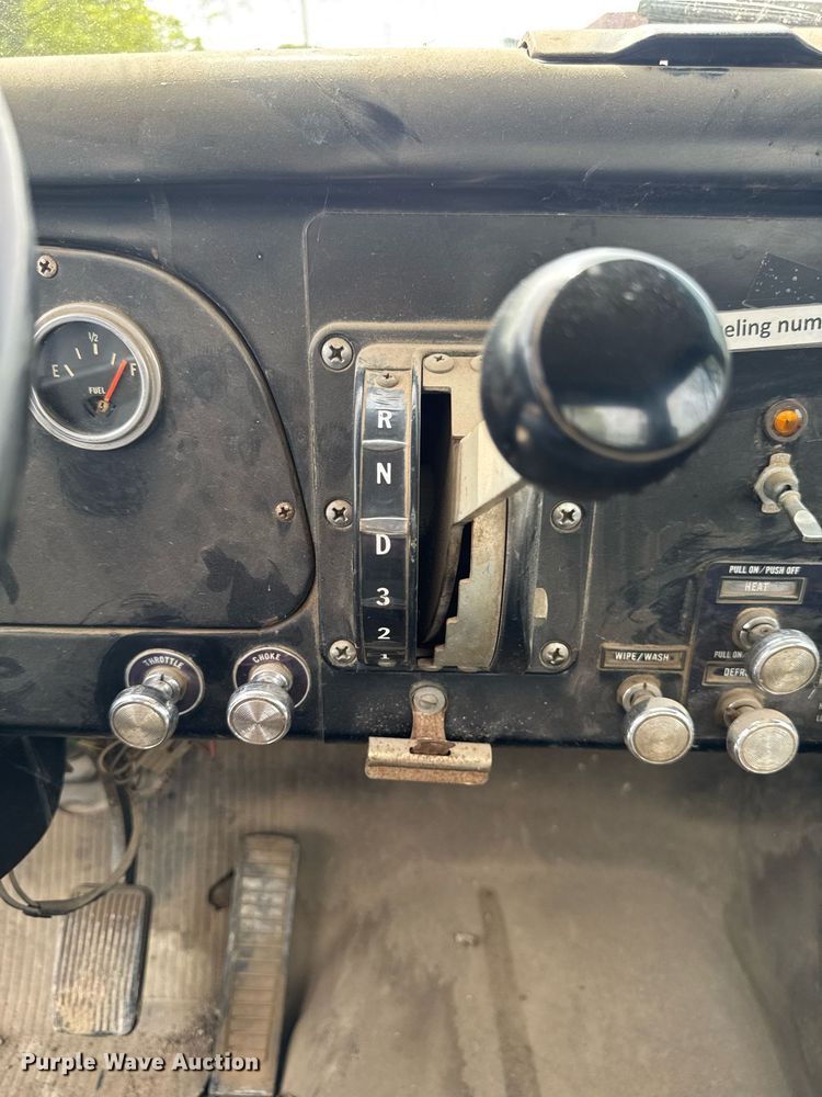 image for item DV2600 1976 International 1700 flatbed truck