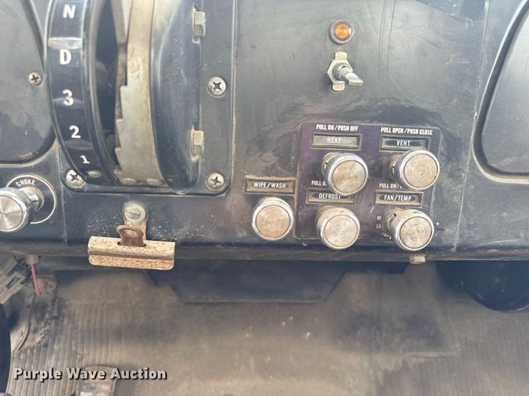 image for item DV2600 1976 International 1700 flatbed truck