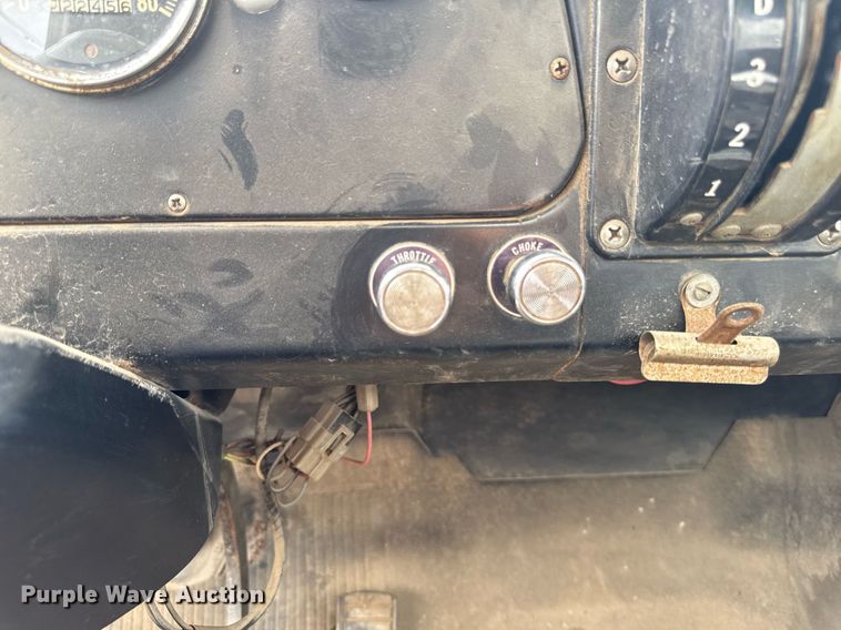 image for item DV2600 1976 International 1700 flatbed truck