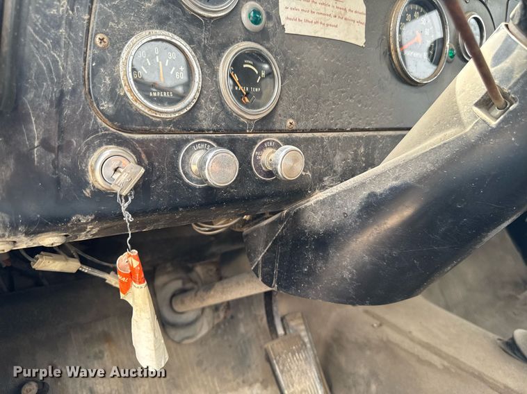 image for item DV2600 1976 International 1700 flatbed truck