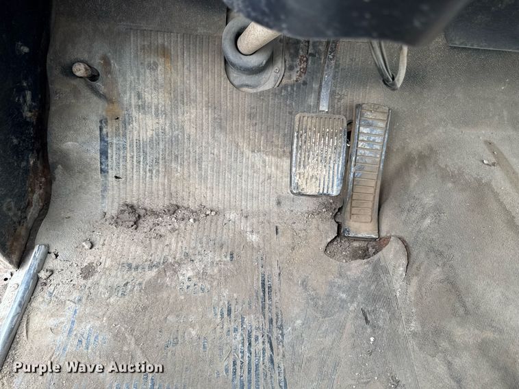 image for item DV2600 1976 International 1700 flatbed truck