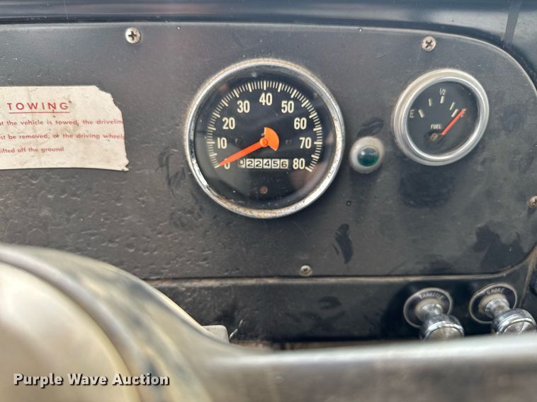 image for item DV2600 1976 International 1700 flatbed truck