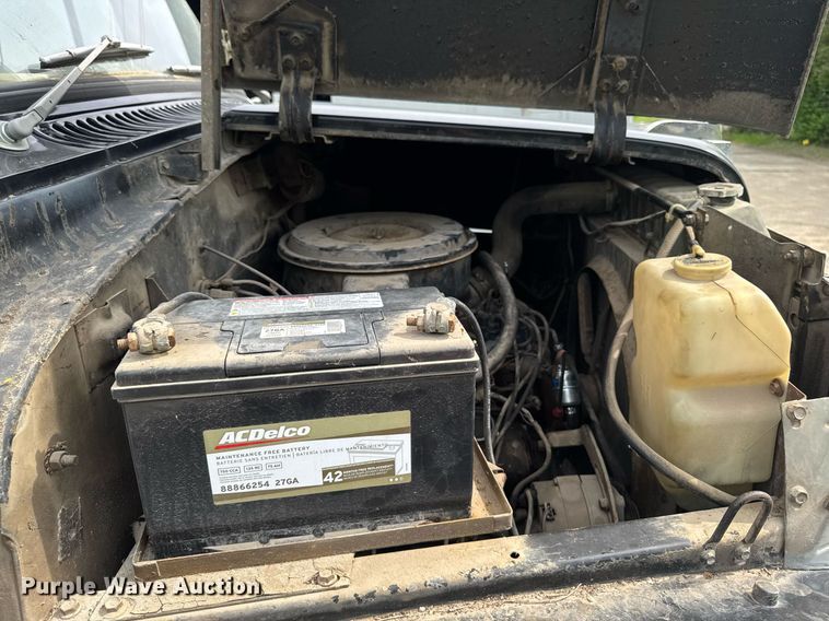 image for item DV2600 1976 International 1700 flatbed truck