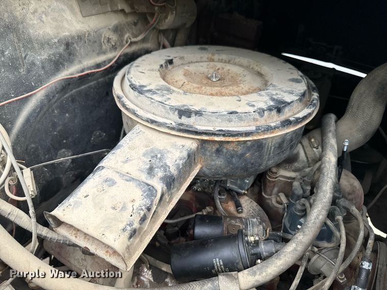 image for item DV2600 1976 International 1700 flatbed truck