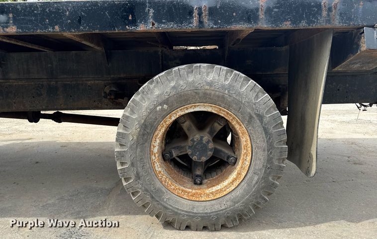 image for item DV2600 1976 International 1700 flatbed truck