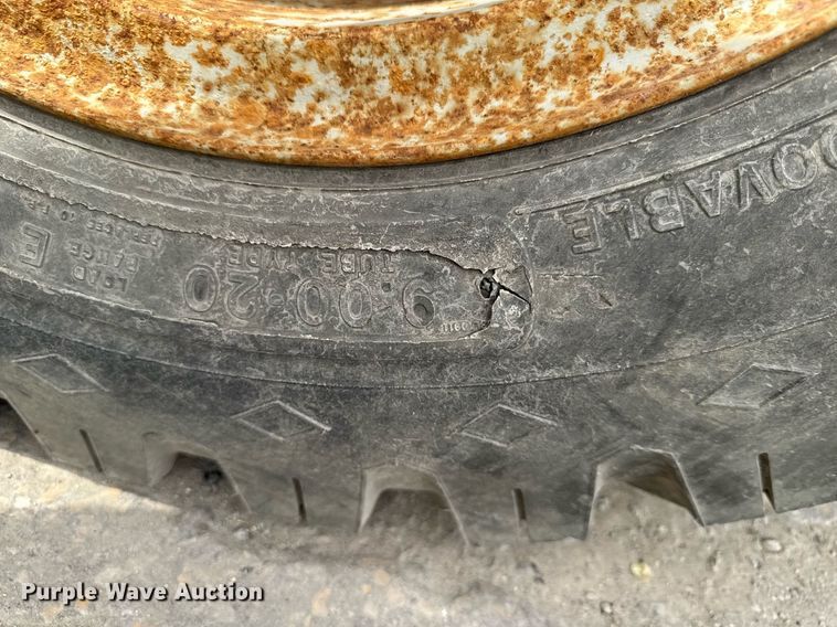 image for item DV2600 1976 International 1700 flatbed truck