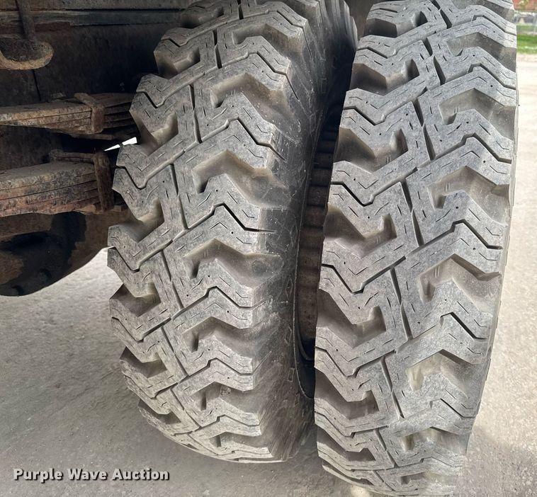 image for item DV2600 1976 International 1700 flatbed truck