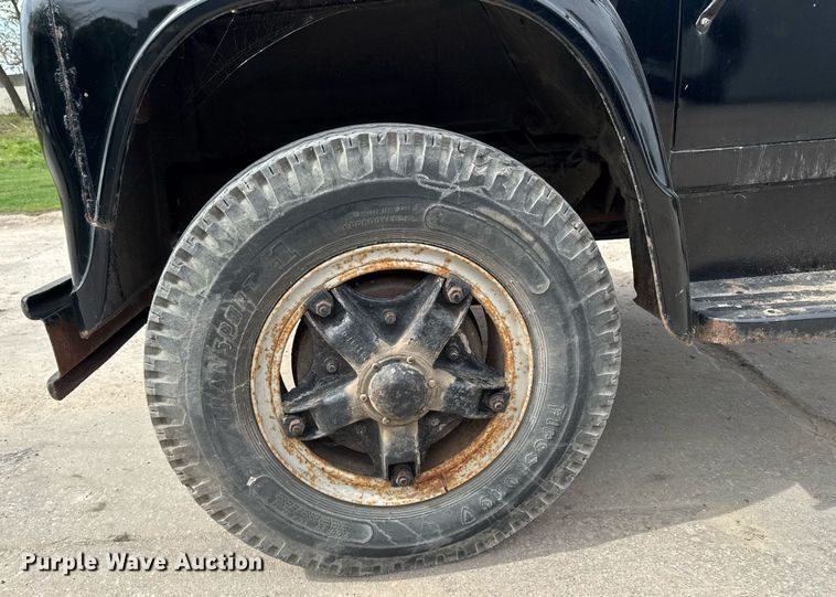 image for item DV2600 1976 International 1700 flatbed truck