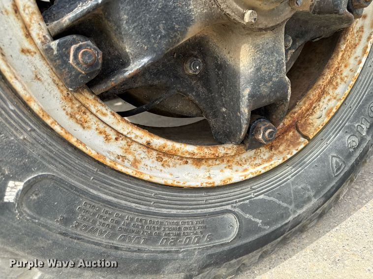 image for item DV2600 1976 International 1700 flatbed truck