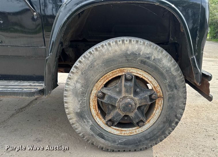 image for item DV2600 1976 International 1700 flatbed truck