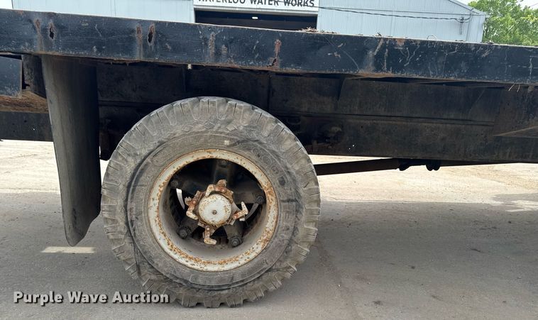 image for item DV2600 1976 International 1700 flatbed truck