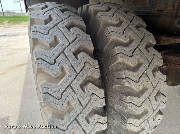 image for item DV2600 1976 International 1700 flatbed truck