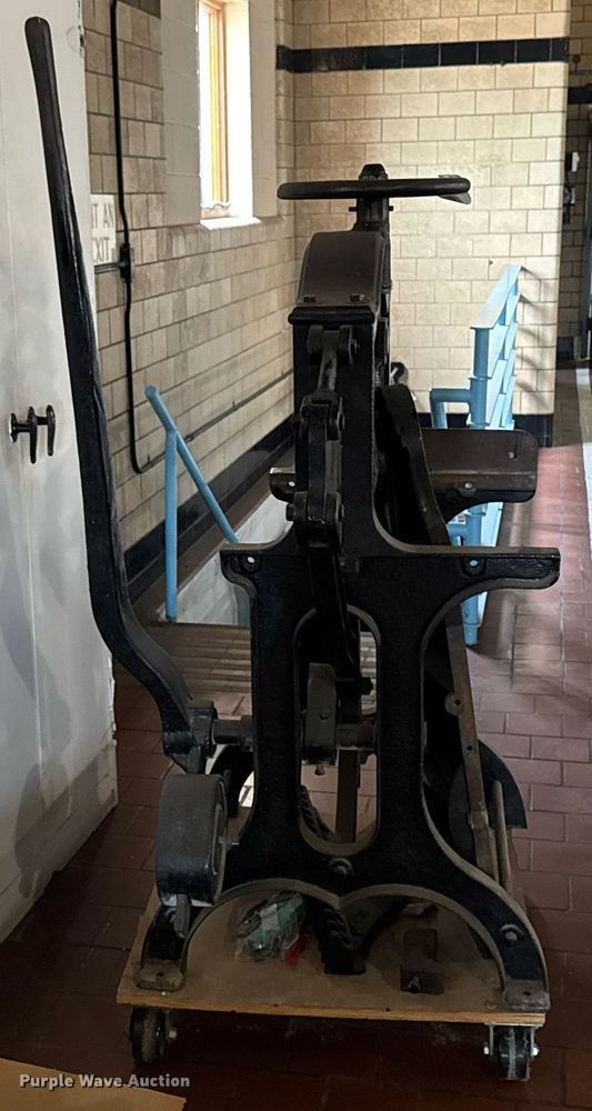 image for item DV2606 Challenge Machinery Company Advance paper cutter